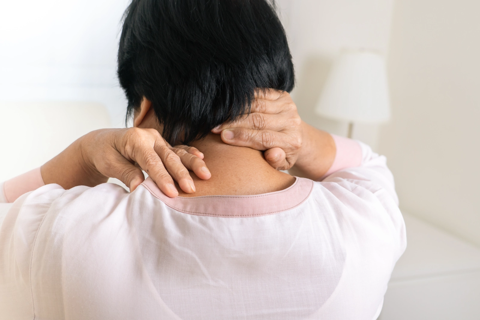 woman with neck pain wonders if muslce relaxers make you sleepy